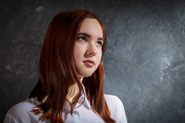 Mooi tiener meisje gekleed in wit shirt studio portret. — Stockfoto