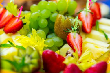 Lokantada lezzetli meyveler servis edilir. Yakın görüş..