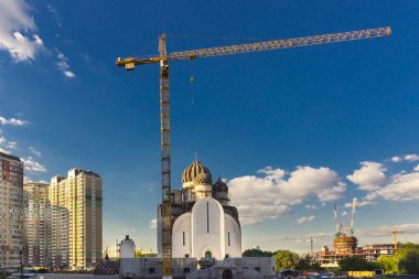 Ortodoks kilisesi yapım aşamasında olan modern şehir manzarası