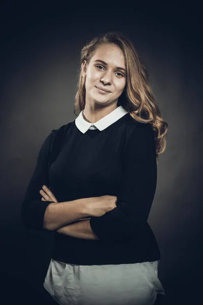 Retrato de estudio de una joven hermosa mujer de pelo largo — Foto de Stock