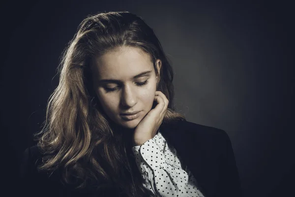 Studio portret van jonge mooie langharige vrouw — Stockfoto