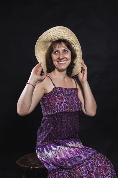 Alegre 40 años de edad mujer en el vestido púrpura —  Fotos de Stock