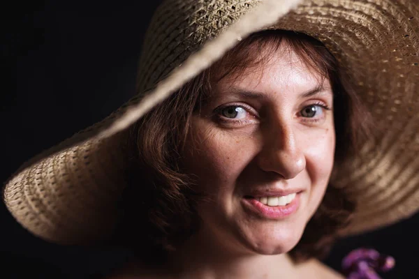 Alegre 40 años de edad, mujer en sombrero de ala ancha vista de cerca —  Fotos de Stock