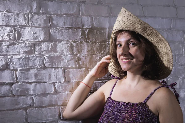 Χαρούμενη 40χρονη γυναίκα με φαρδύ καπέλο και μωβ φόρεμα. — Φωτογραφία Αρχείου