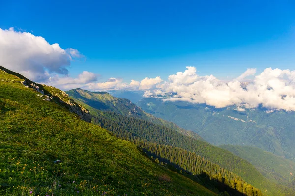 Prachtig berglandschap bij Kaukasus bergen met wolken en blauwe lucht — Stockfoto