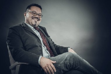 Gözlüklü, neşeli, duygusal portresi olan adam.