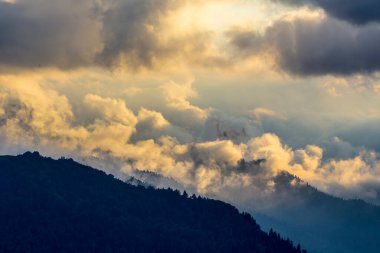 Kafkasya dağlarında bulutlu manzaralı dağ manzarası