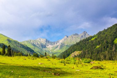 Kafkasya dağlarında bulutlu manzaralı dağ manzarası.