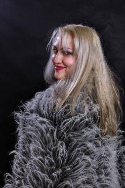 Kürk manto giymiş çekici, tombul kadın.