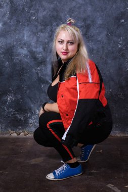 Spor tarzı giyinmiş çekici, tombul bir kadın.