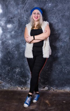 Spor tarzı giyinmiş çekici, tombul bir kadın.