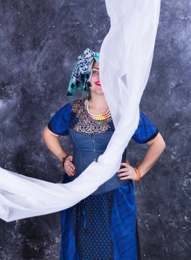 Beyaz peçeli çekici, tombul kadın.