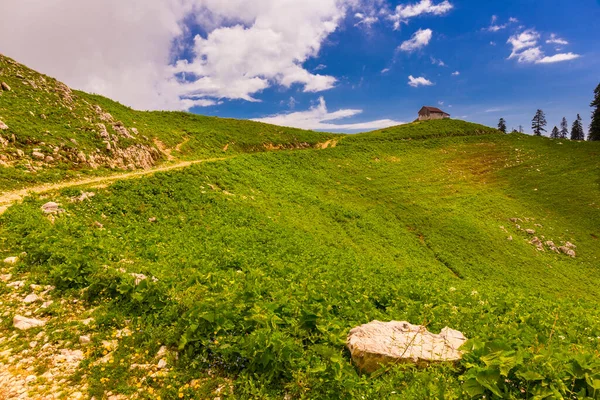 Paesaggio paesaggio montano a montagne del Caucaso con pista stradale — Foto Stock