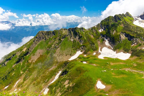 Piękny krajobraz górski z zieloną łąką na Kaukazie — Zdjęcie stockowe