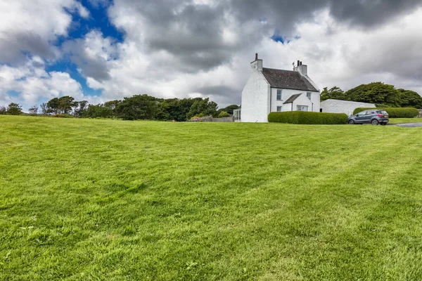 Schöne Landschaft mit altem Bauernhaus, Schottland, Großbritannien. — Stockfoto