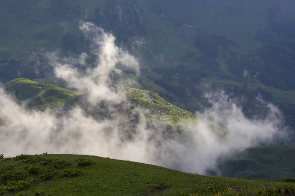 Paisaje de montaña en las montañas del Cáucaso con nubes —  Fotos de Stock