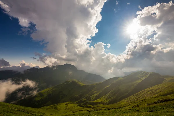 코카서스 산맥의 풍경과 구름 — 스톡 사진