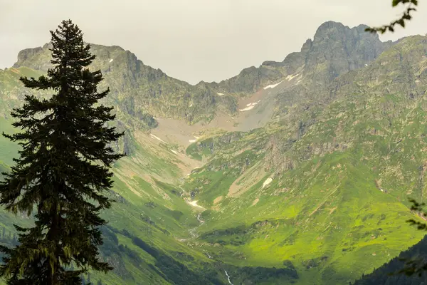 Paysage paysage de montagne au Caucase montagnes avec des nuages. — Photo