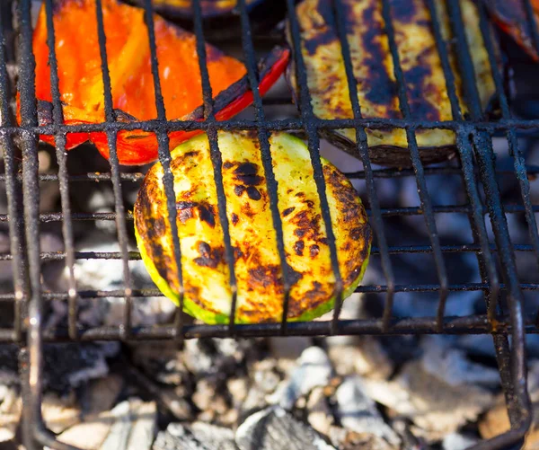 Vista de cerca de las verduras asadas que preparan en la barbacoa. — Foto de Stock