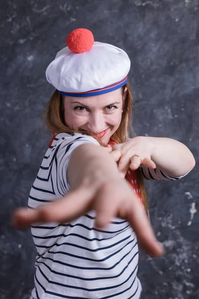 Gyönyörű középkorú hölgy szórakozás tengerész öltöny — Stock Fotó