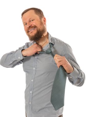 Gömlek giymiş neşeli sakallı adam kravatını yırtıyor.
