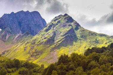 Kafkasya dağlarındaki bulutlu güzel dağ manzarası