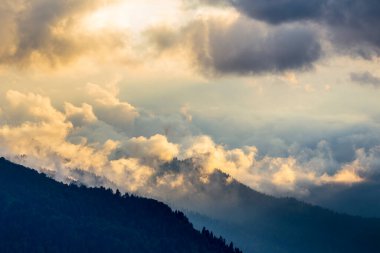 Kafkasya dağlarındaki güzel dağ manzarası Bulutlar ve mavi gökyüzü