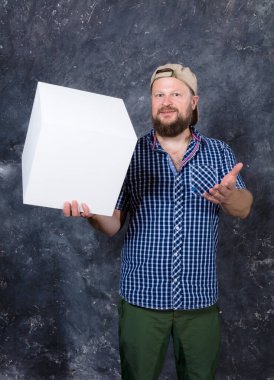 Logon için beyaz kübü olan tişörtlü neşeli sakallı adam.