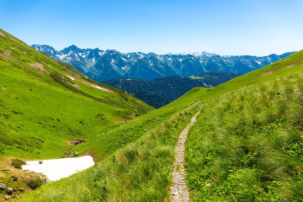 Hermoso paisaje de montaña con carretera en las montañas del Cáucaso —  Fotos de Stock