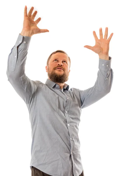 Stevige man met baard in hemd met iets in zijn armen — Stockfoto