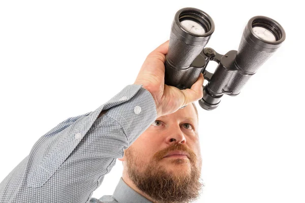 Bärtiger Mann im Hemd mit Fernglas — Stockfoto