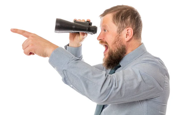 Bärtiger Mann im Hemd mit Fernglas — Stockfoto