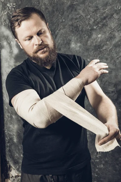 Hombre maduro con retrato de estudio de mano vendada. — Foto de Stock