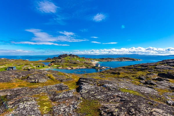 Hermoso paisaje ártico de verano en la costa del mar de Barents. — Foto de Stock