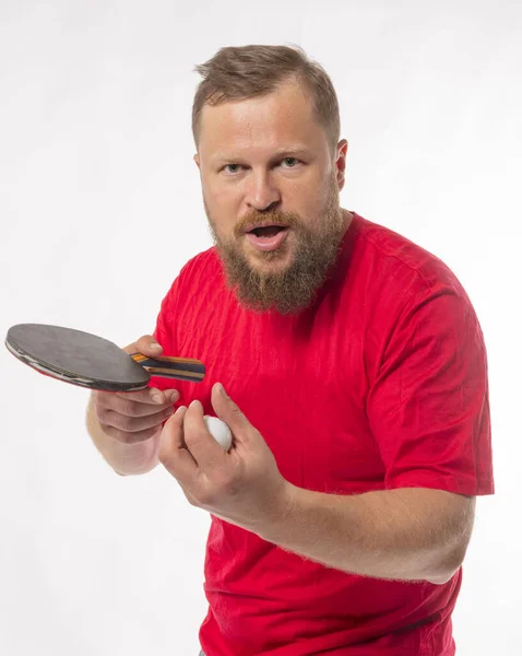 Reifer bärtiger Mann spielt Tischtennis-Studioporträt — Stockfoto