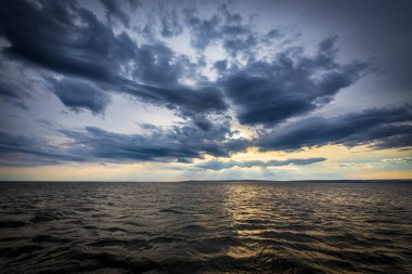 Güneşin doğduğu güzel deniz manzarası, Barents denizi..