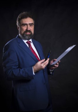 Mavi takım elbiseli, kırmızı kravatlı stüdyo resmi olan olgun bir iş adamı..