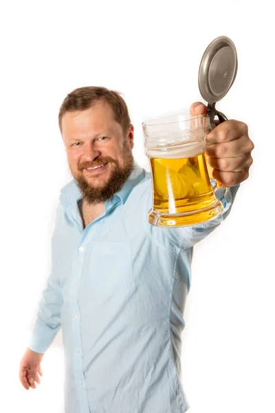 Hombre barbudo sonriente sólido en camisa con retrato de estudio de taza de cerveza —  Fotos de Stock