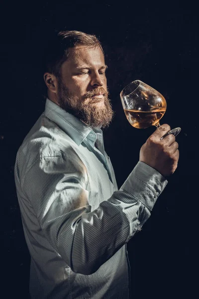 Homme barbu solide en chemise avec verre de whisky — Photo