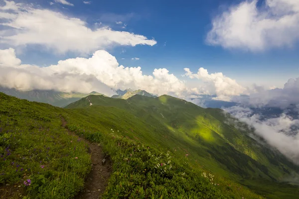 Hermoso paisaje de montaña en las montañas del Cáucaso con nubes y cielo azul —  Fotos de Stock