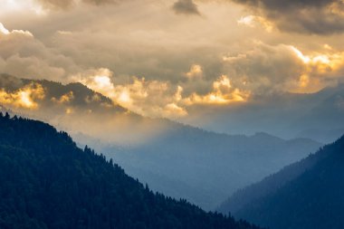 Kafkasya dağlarındaki güzel dağ manzarası Bulutlar ve mavi gökyüzü
