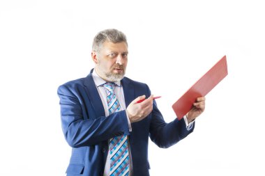 Beyaz arka planda iş eğitmeni duygusal stüdyo portresi.