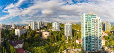 Yazın güzel, modern şehir manzarası