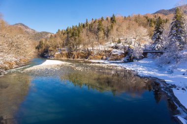 Kafkasya dağlarında güzel güneşli kış manzarası.