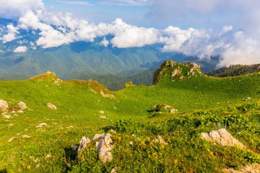 Kafkasya dağlarındaki güzel dağ manzarası Bulutlar ve mavi gökyüzü