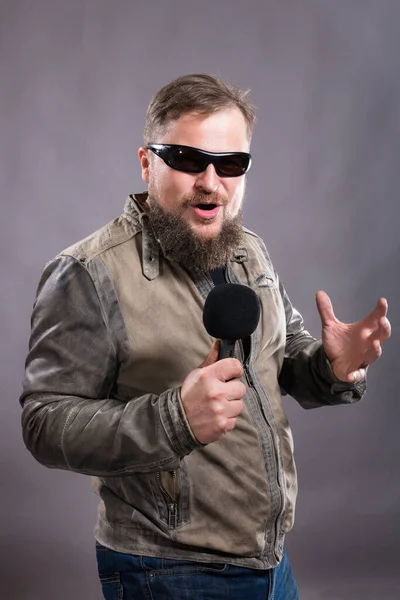 Chanteur barbu de rock émotionnel avec microphone studio portrait. — Photo