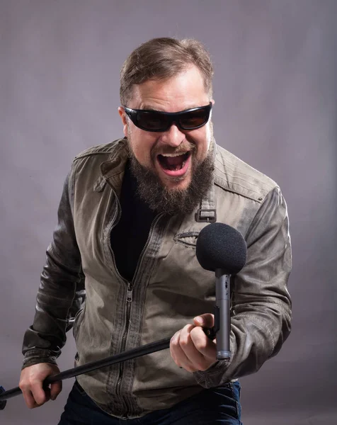 Bearded penyanyi rock emosional dengan potret studio mikrofon. — Stok Foto