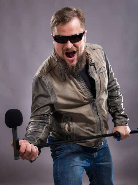 Cantante rock emotivo barbuto con microfono studio ritratto. — Foto Stock