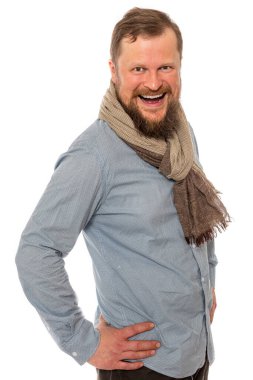 Tişört ve mendil giymiş neşeli sakallı adam.