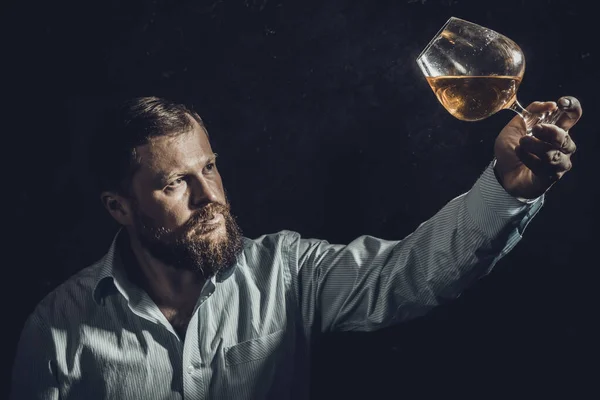 Homme barbu solide en chemise avec verre de whisky — Photo